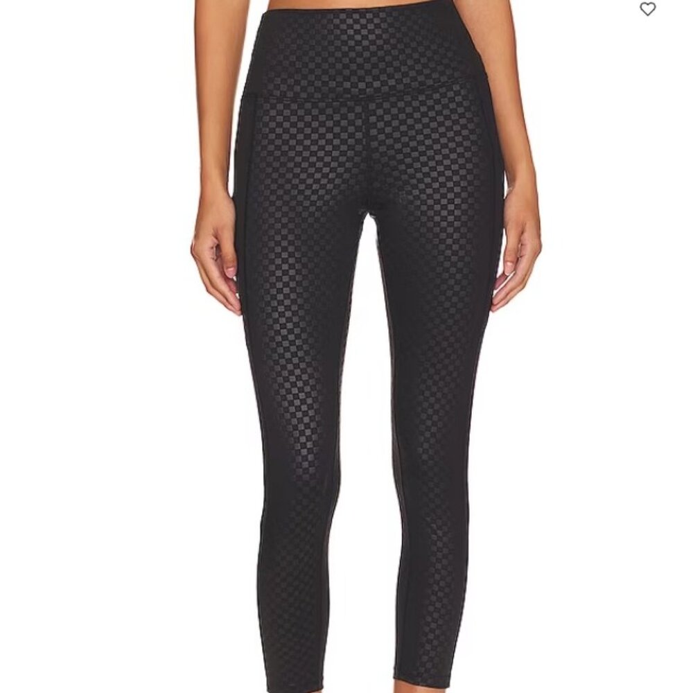 BEACH RIOT Summer 7/8 Pocket Legging Black Embossed Check
